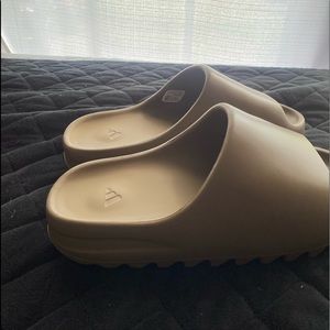 Yeezy Slide Earth Brown
